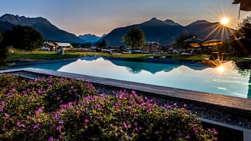 Piscina coperta, piscina all'aperto, ombrelloni da piscina, lettini