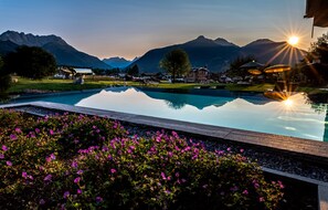 Piscine couverte, piscine extérieure, parasols de plage, chaises longues