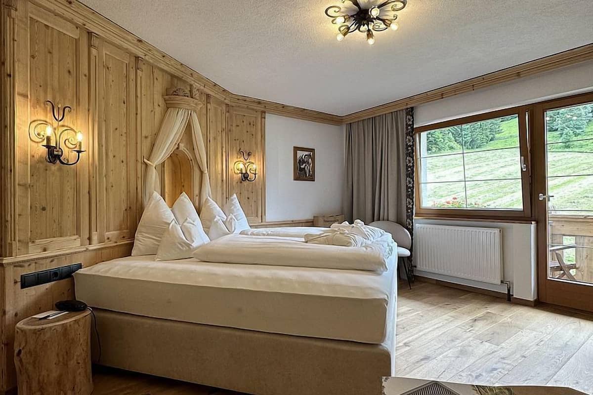 double room | 1 bedroom, free minibar items, in-room safe, soundproofing