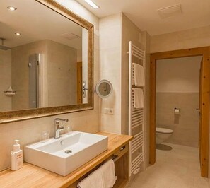 디럭스룸, 침실 1개 | 욕실 | 샤워 시설, 레인폴 샤워기, 무료 세면용품, 헤어드라이어