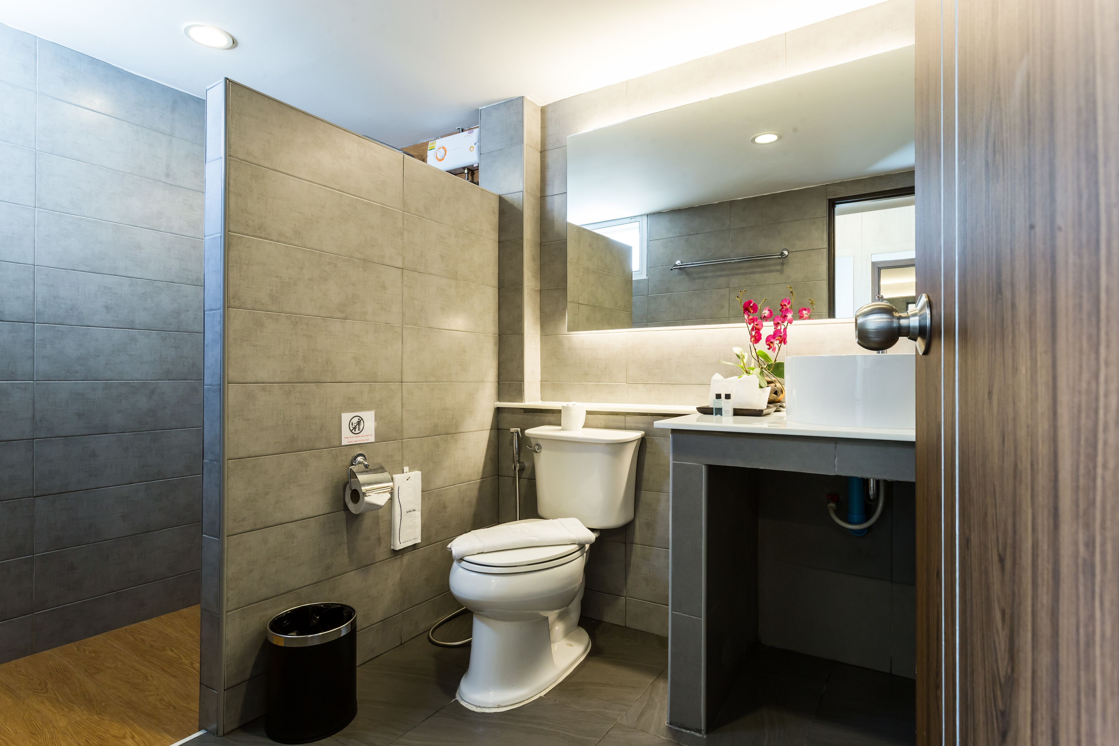 superior twin room | bathroom | shower, free toiletries, towels