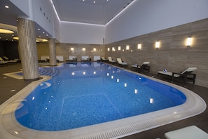 Indoor pool, sun loungers