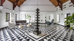 Área de estar no saguão