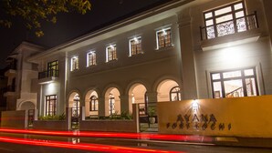 Fachada da propriedade à noite