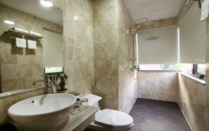 Superior kamer | Badkamer | Gratis toiletartikelen, een haardroger, pantoffels, een bidet
