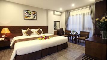Deluxe Room | Minibar, in-room safe, desk, soundproofing