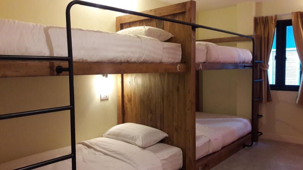 Bedden met traagschuimmatrassen, een kluis op de kamer, een bureau