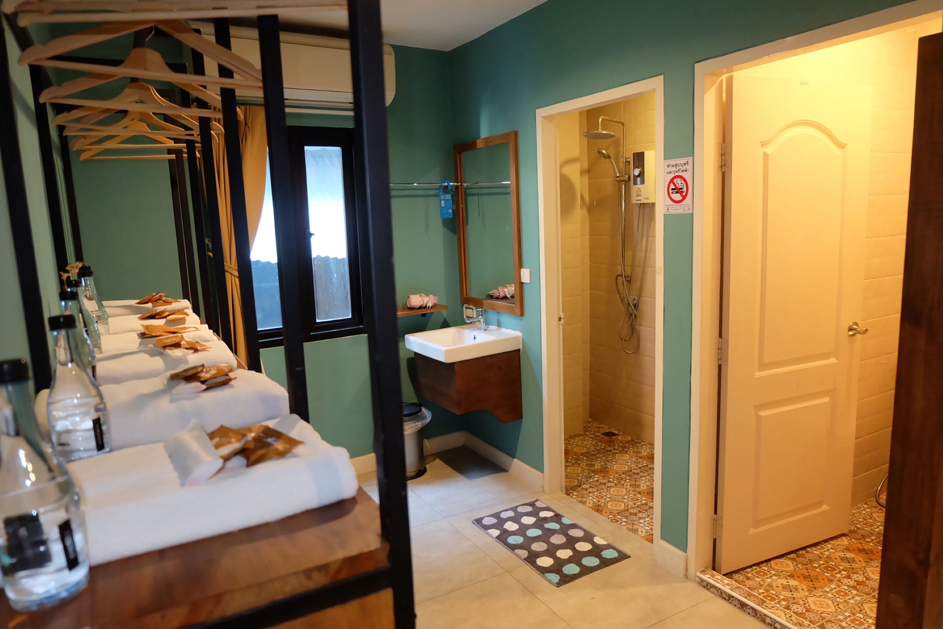 family room, 6 bedrooms | bathroom | shower, rainfall showerhead, free toiletries, slippers