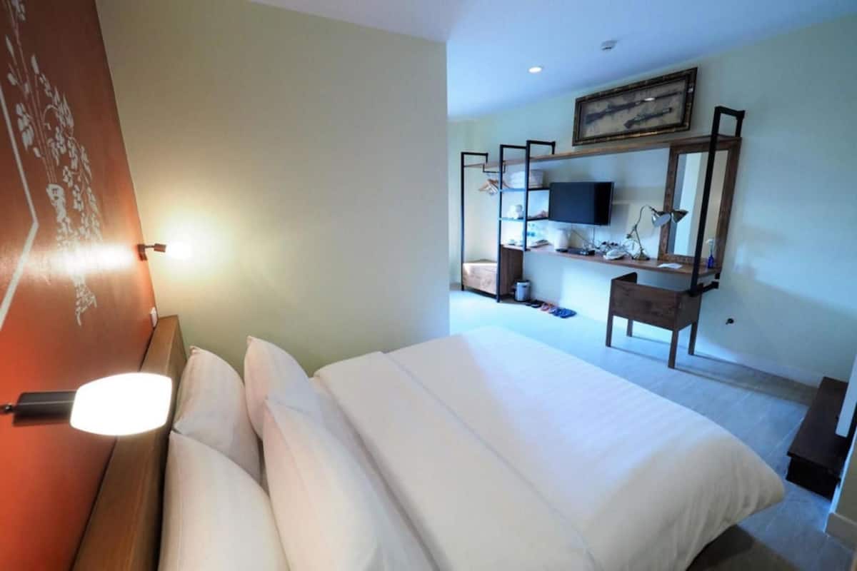 Memory-foam beds, in-room safe, desk, free WiFi