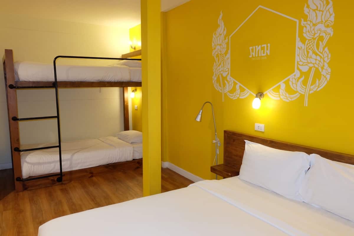 Habitación familiar | Colchones viscoelásticos, caja fuerte, wifi gratis y ropa de cama