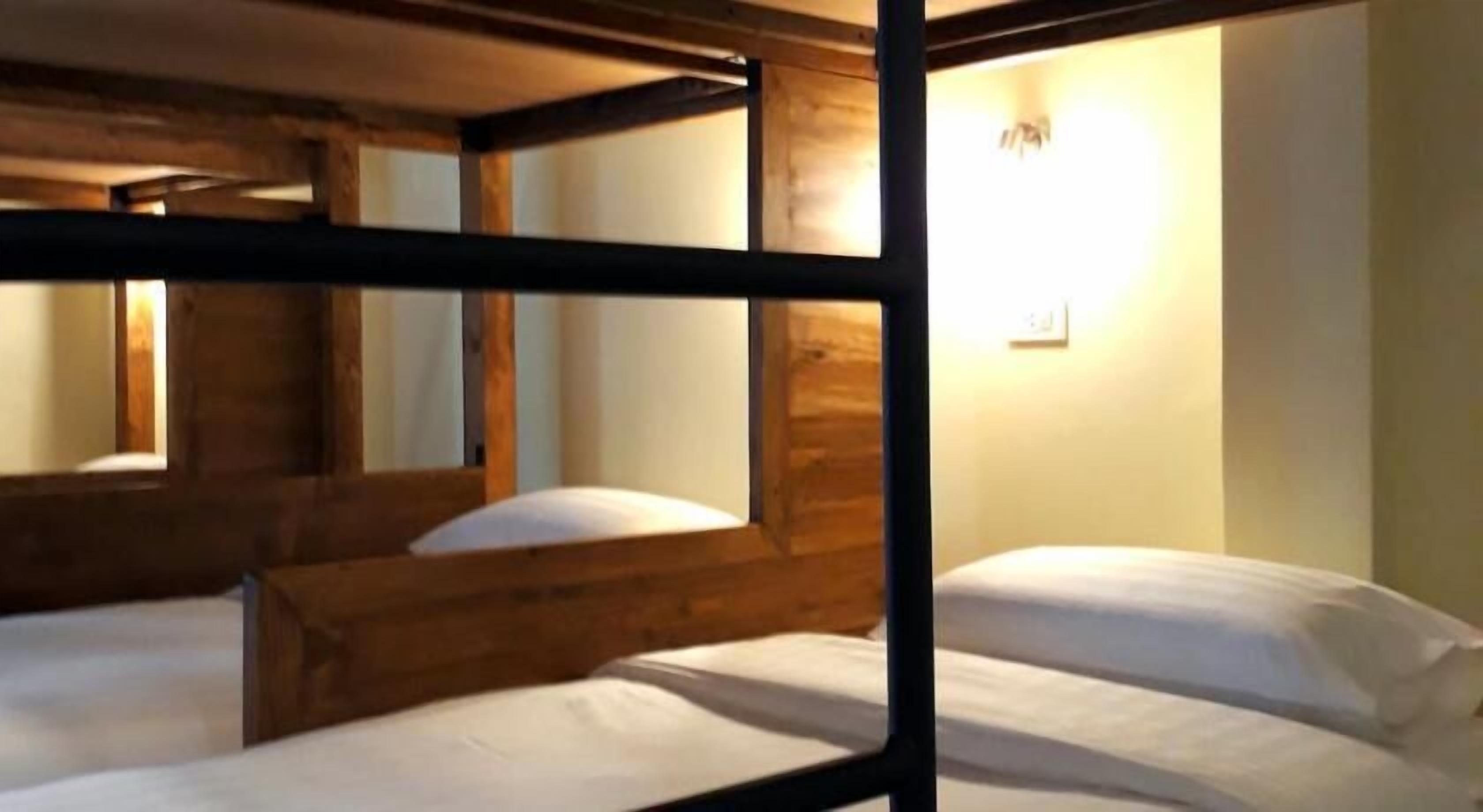 Matelas mémoire de forme, coffres-forts dans les chambres, bureau