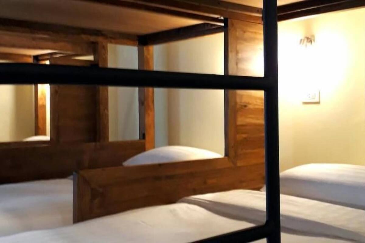 Matelas mémoire de forme, coffres-forts dans les chambres, bureau