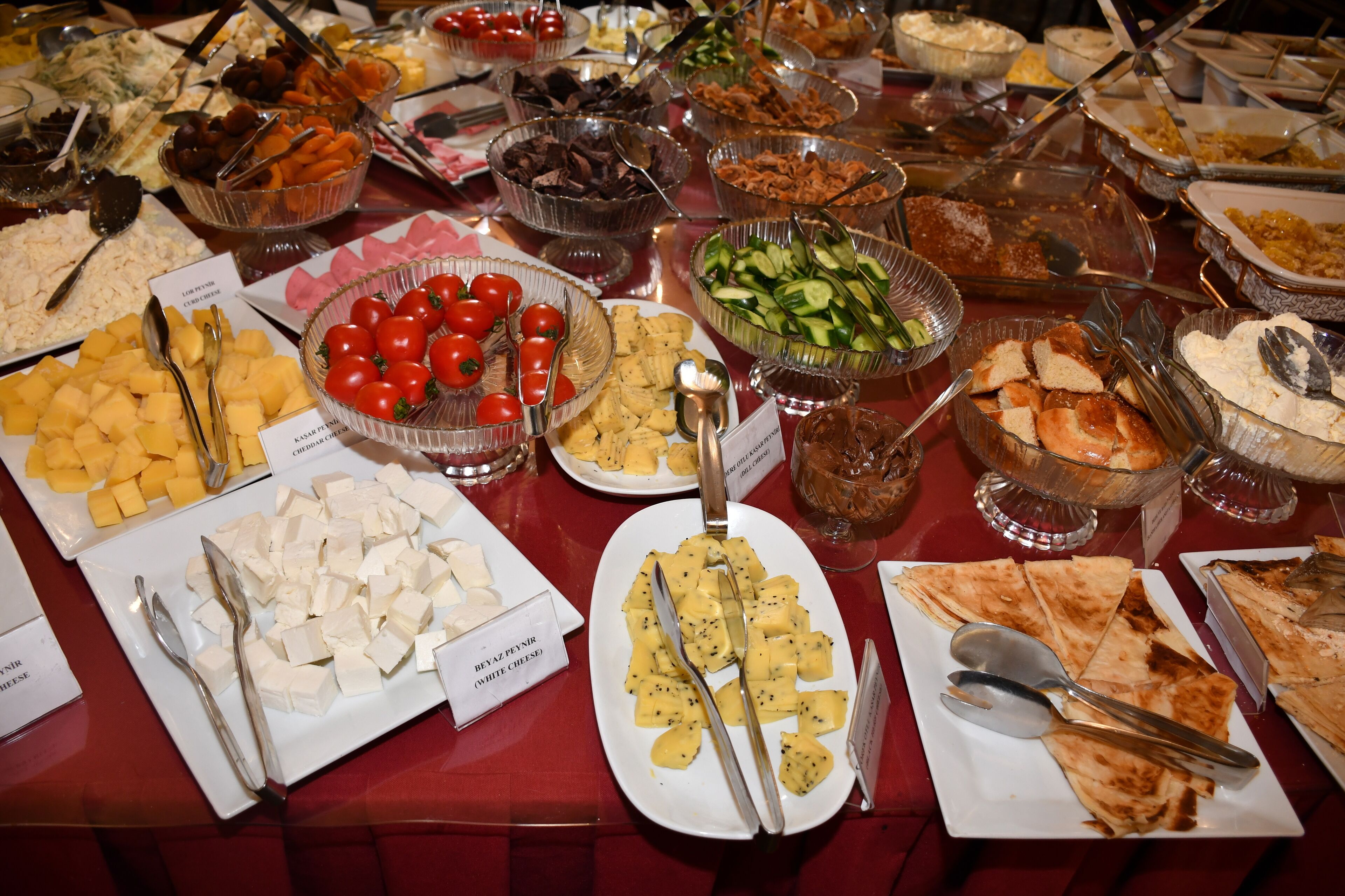 Una mesa de buffet con diversos alimentos y utensilios.