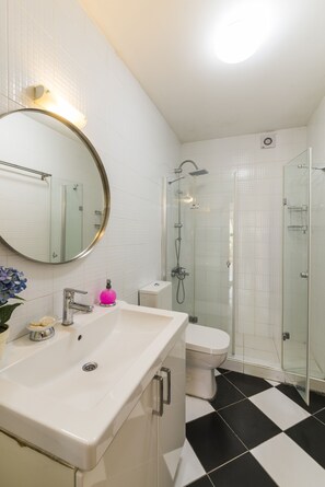 Huoneisto, 1 makuuhuone, näköala puutarhaan, pohjakerroksessa | Kylpyhuone | Suihku, hiustenkuivaaja, pyyhkeet