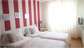 Double or Twin Room, Shared Bathroom | Free cribs/infant beds, rollaway beds, free WiFi - Alojamientos Estela (Pamplona)