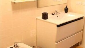 Habitación con 1 cama matrimonial o 2 individuales, baño compartido | Baño