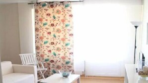 Habitación con 1 cama matrimonial o 2 individuales, baño compartido | Sala de estar