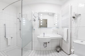 Bruser, gratis toiletartikler, hårtørrer, badekåber