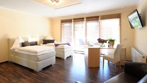 Une chambre d’hôtel moderne, équipée d’un lit, d’un bureau et d’une chaise.