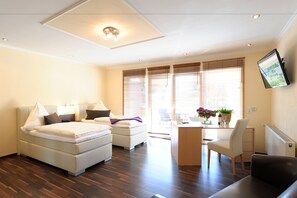 สตูดิโอ | เครื่องนอนป้องกันสารก่อภูมิแพ้, มินิบาร์, โต๊ะทำงาน, ห้องเก็บเสียง