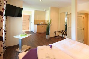 สตูดิโอ | เครื่องนอนป้องกันสารก่อภูมิแพ้, มินิบาร์, โต๊ะทำงาน, ห้องเก็บเสียง