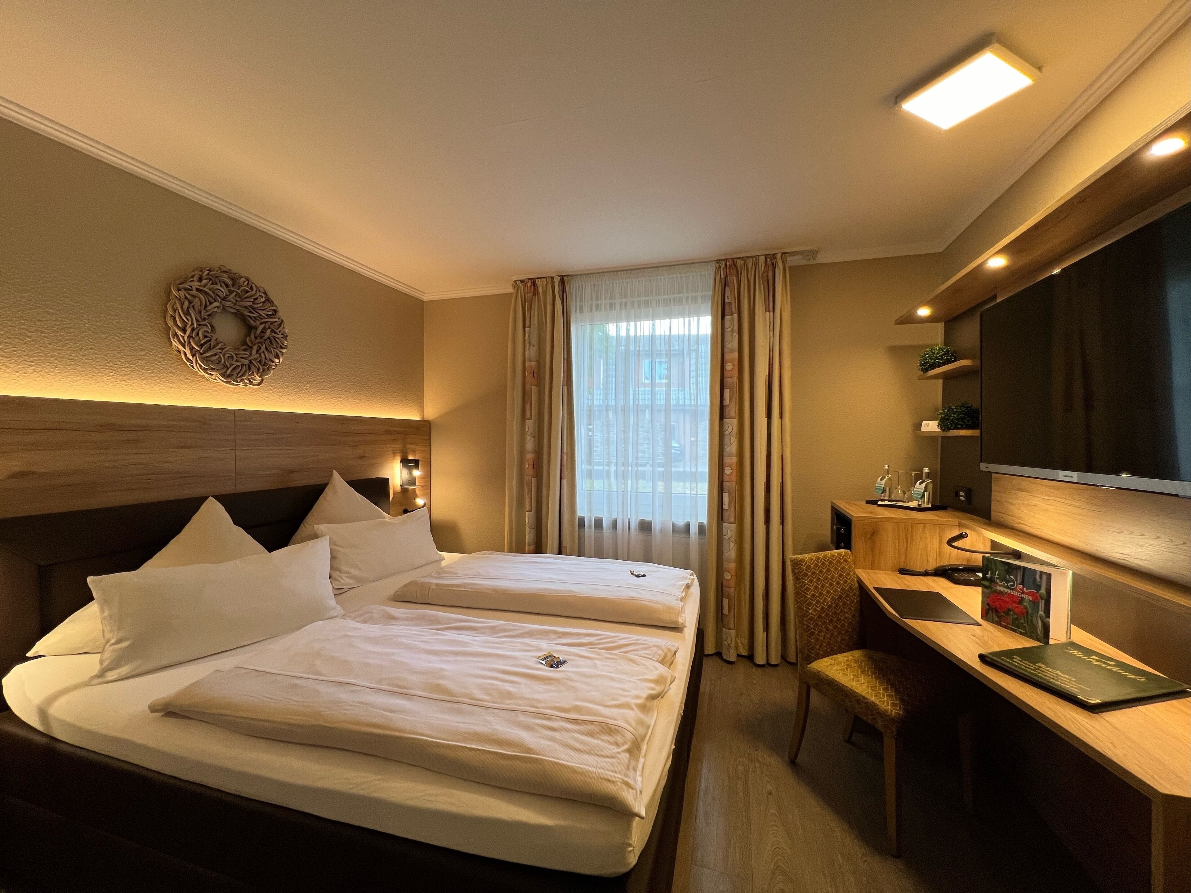 classic double room | hypo-allergenic bedding, minibar, desk, soundproofing