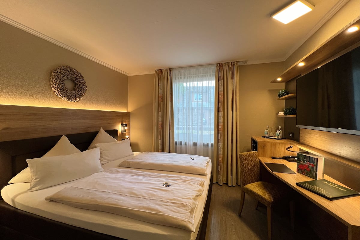 classic double room | hypo-allergenic bedding, minibar, desk, soundproofing