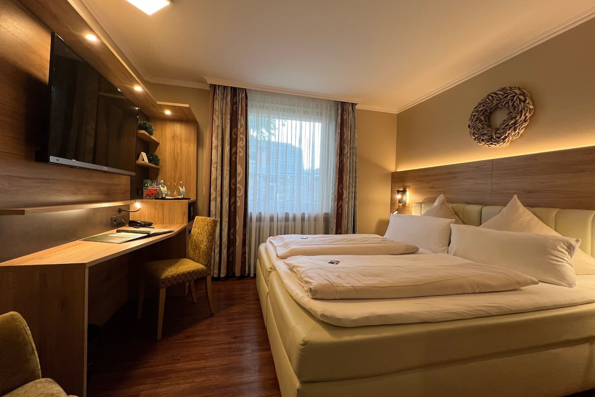classic double room | hypo-allergenic bedding, minibar, desk, soundproofing
