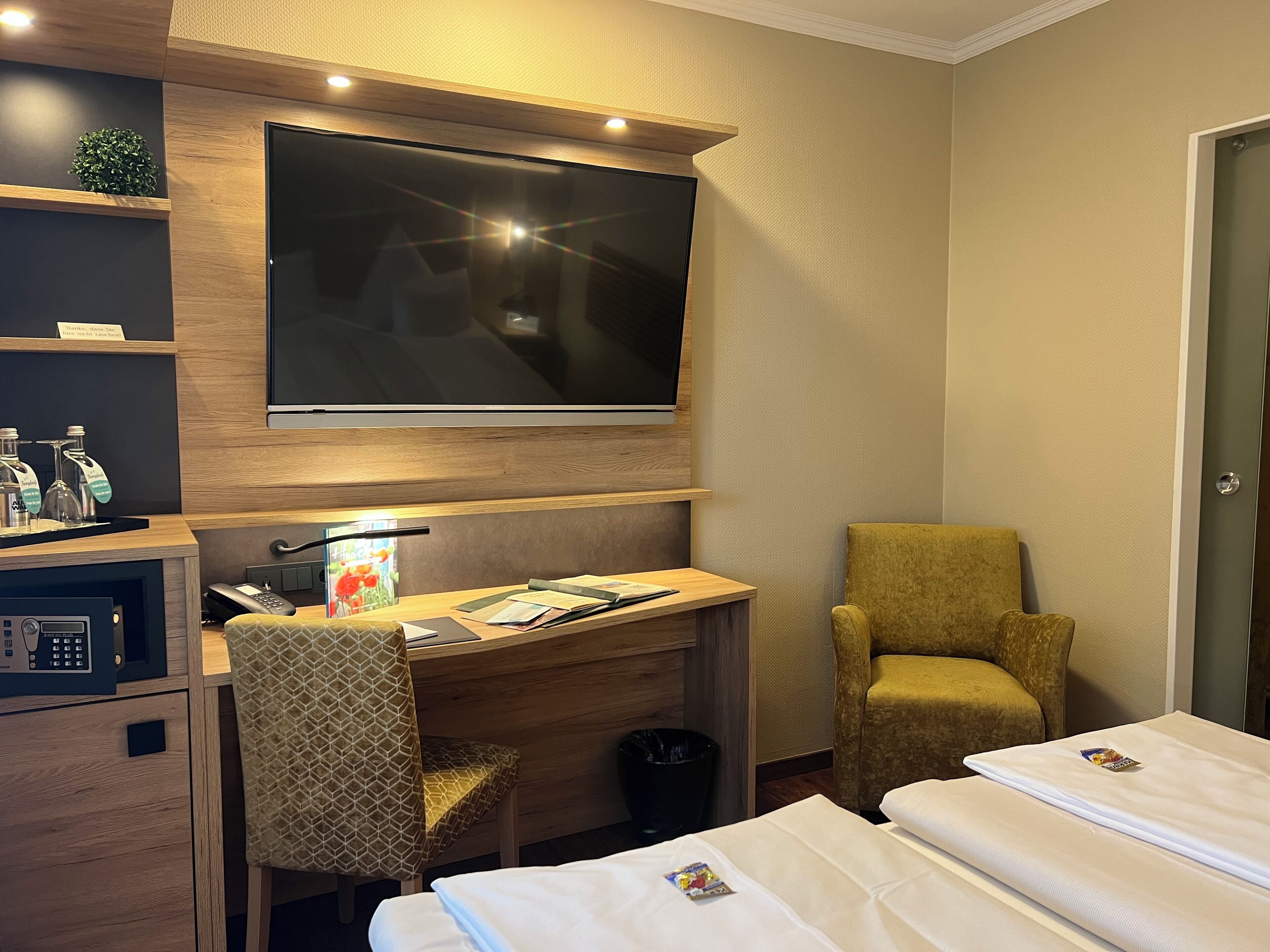 classic double room | hypo-allergenic bedding, minibar, desk, soundproofing