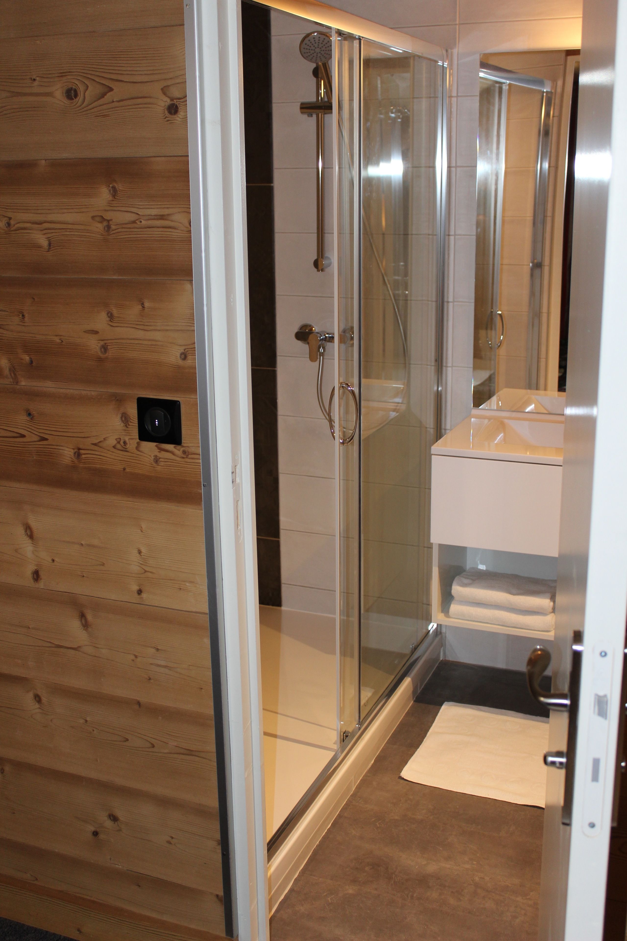 double room | bathroom | shower, free toiletries, hair dryer, towels