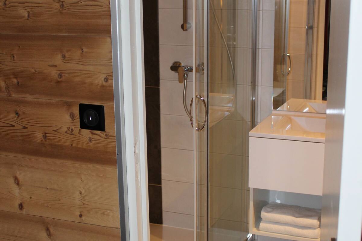 double room | bathroom | shower, free toiletries, hair dryer, towels