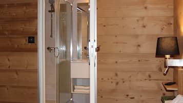 Habitación con 2 camas individuales | Baño | Ducha, artículos de higiene personal gratuitos y secador de pelo