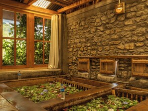 Couples treatment rooms, hot stone massages, deep-tissue massages - Tiger Nest Resort (Paro)