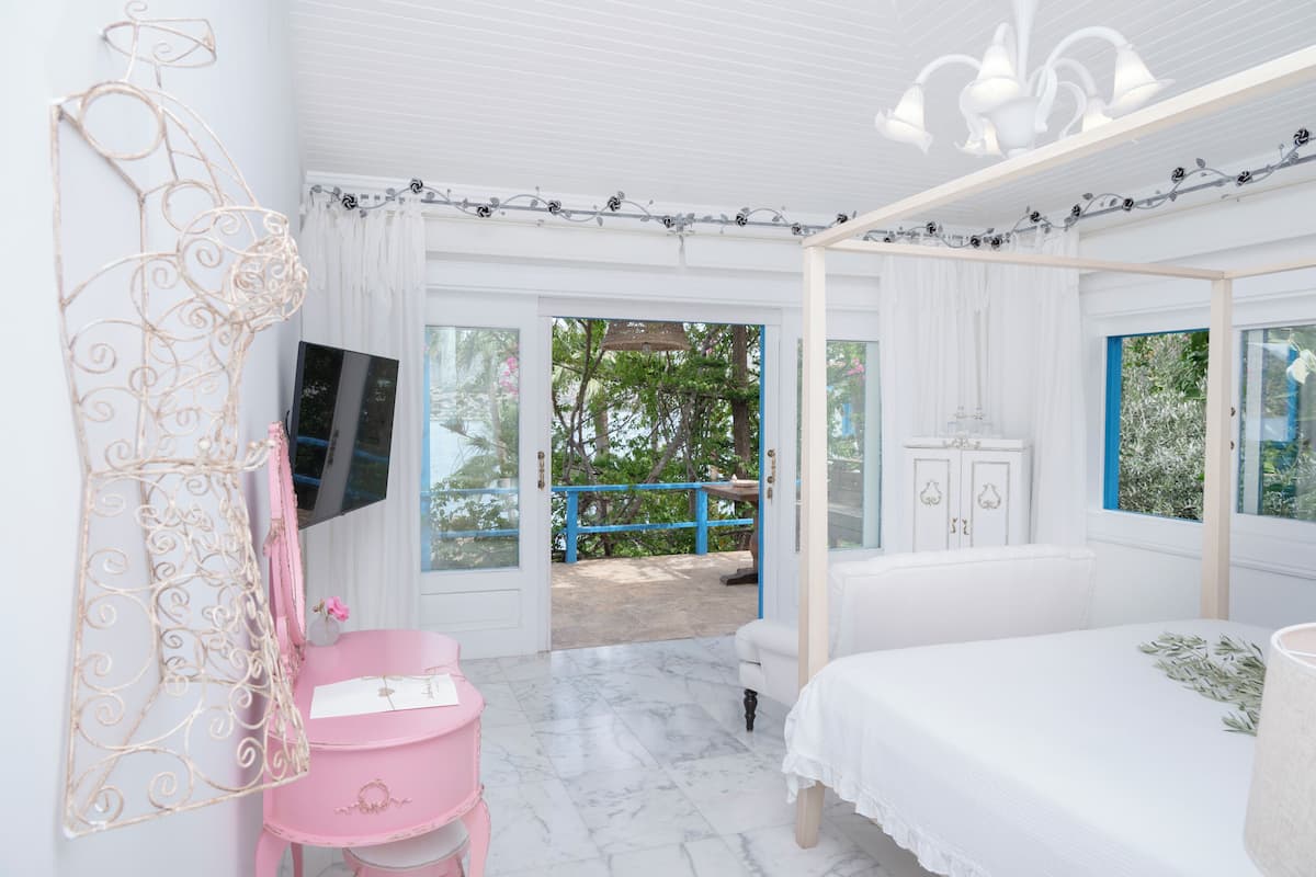Luxury Suite Plus (Asma) | Frette Italian sheets, premium bedding, Select Comfort beds, minibar