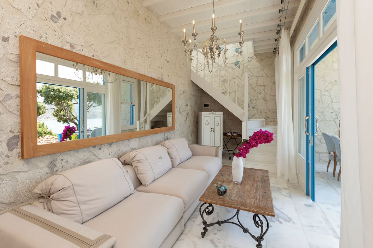Luxury Room (Almond)