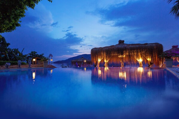 Breakfast, lunch, dinner served; seafood, beach views 