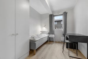 Departamento estándar, 3 habitaciones | 1 habitación, decoración personalizada, muebles diferentes y escritorio 