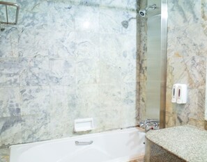 Deluxe kamer, 1 twee- of 2 eenpersoonsbedden | Badkamer met douche
