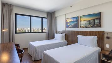 Frigobar, cofres nos quartos, escrivaninha, cortinas blackout