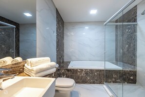 Suite Master Luxo | Badezimmer | Dusche, kostenlose Toilettenartikel, Haartrockner, Handtücher