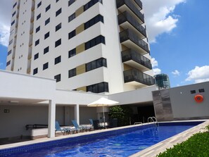 Piscine extérieure, chaises longues