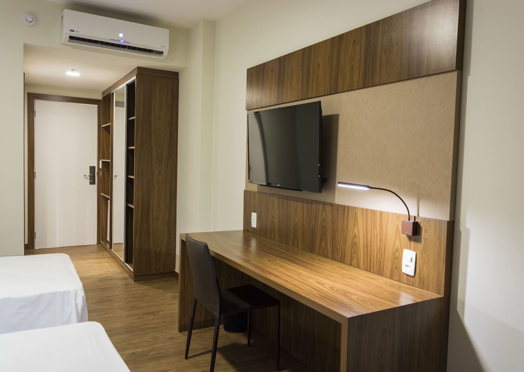 Minibar, caja de seguridad en la habitación y escritorio 