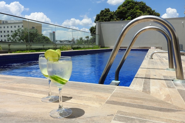 Utendørsbasseng og solsenger