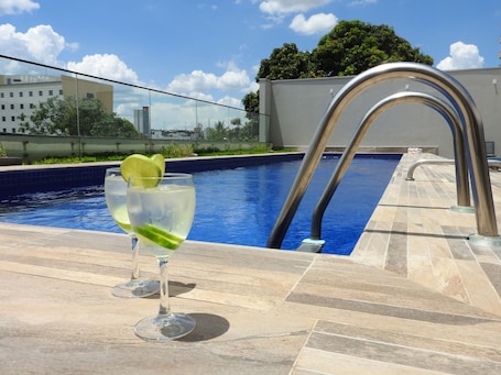 Outdoor pool, sun loungers. Gran Executive Hotel