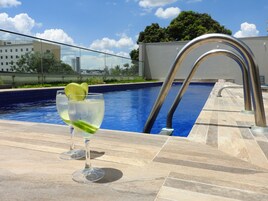 室外游泳池，日光浴躺椅