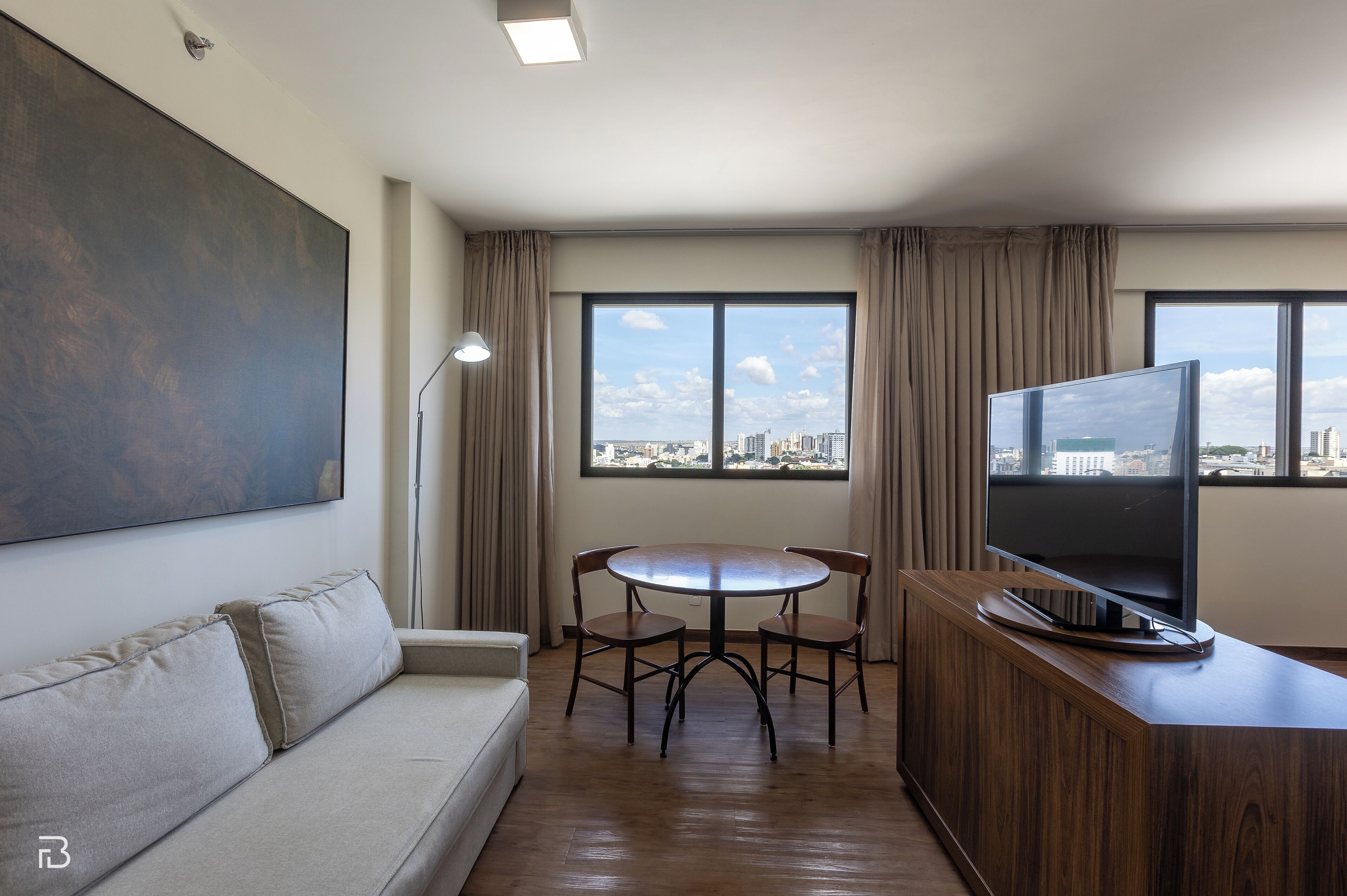 Suite Master Luxo  | Frigobar, cofres nos quartos, escrivaninha, cortinas blackout