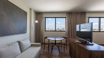 Suite Master Luxo | Frigobar, cofres nos quartos, escrivaninha, cortinas blackout