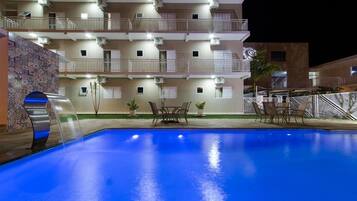 Piscina externa, funciona das 8h às 22h, espreguiçadeiras