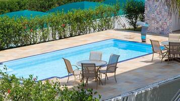 Piscina externa, funciona das 8h às 22h, espreguiçadeiras