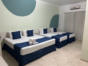 Quarto quádruplo luxo | 1 quarto, frigobar, cofres nos quartos, individualmente decorados